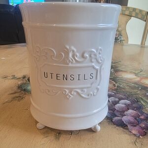 Mud pie utensil holder